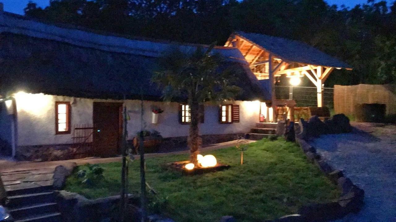 Vila 200 Eves Vendeghaz Balatonalmádi Exteriér fotografie